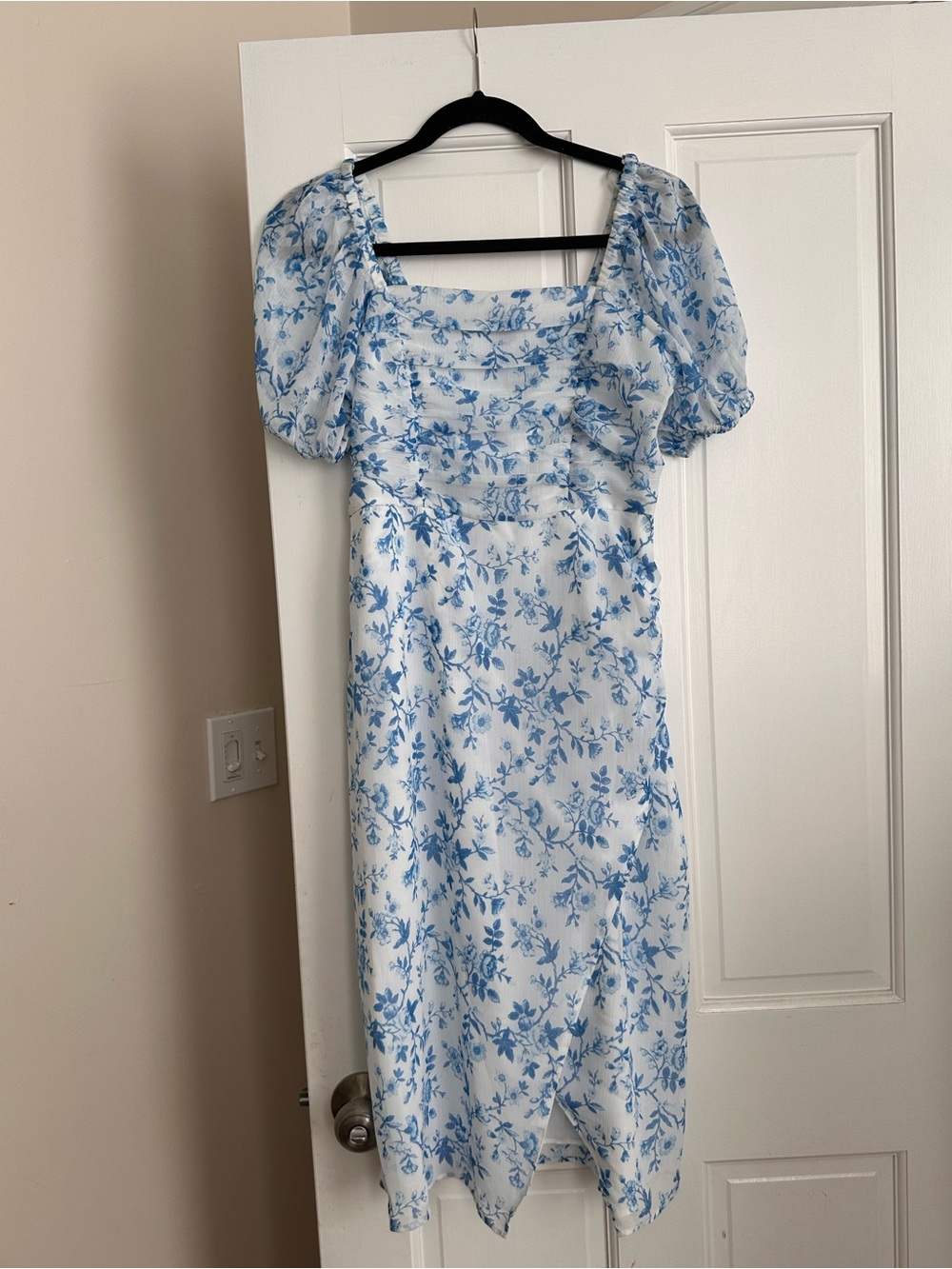 M blue and white floral dress